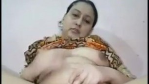 Bangladeshi aunty fingers her pussy