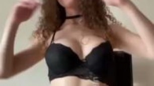 Linda Morena branquinha de lingerie preta ficando peladinha